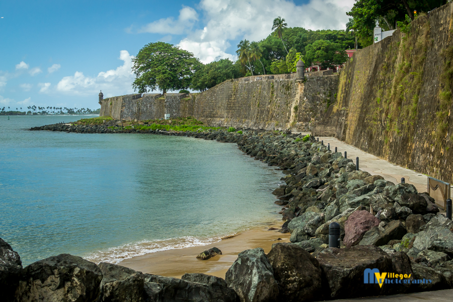 If you feel like walking more along the bay, you can continue through "Paseo del Morro" instead of entering through the Puerta del Morro. But beware.. it is a long walk with no shade.